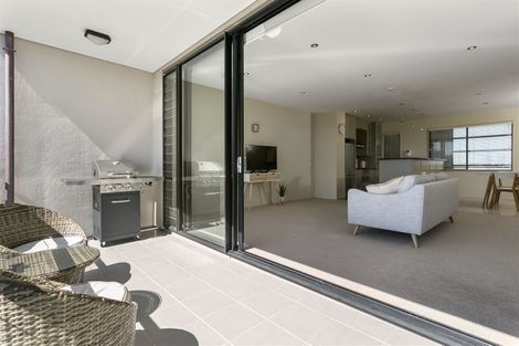 Photo of property in 2a/7 Frieston Road, Milford, Auckland, 0620
