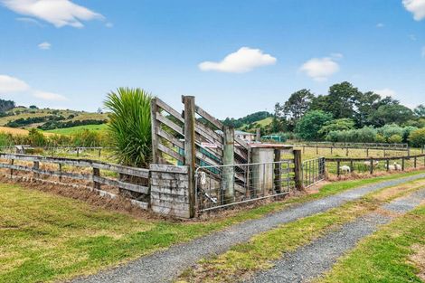 Photo of property in 32 Franklin Road, Paparoa, 0571