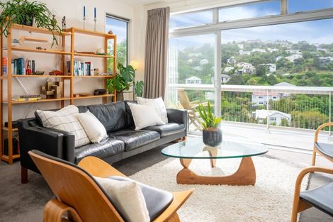 Photo of property in 28 Tiketike Way, Brooklyn, Wellington, 6021