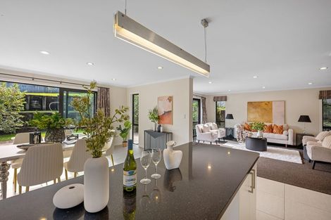 Photo of property in 2 Bintulu Place, Fairview Heights, Auckland, 0632