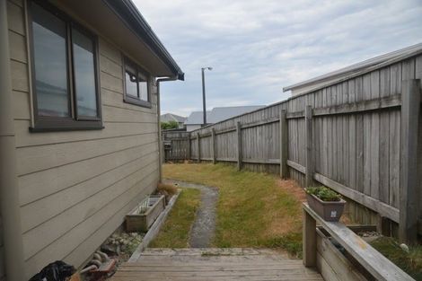Photo of property in 10 Bayswater Place, Newlands, Wellington, 6037