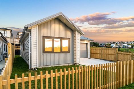 Photo of property in 25 Whakairo Crescent, Gulf Harbour, 0930