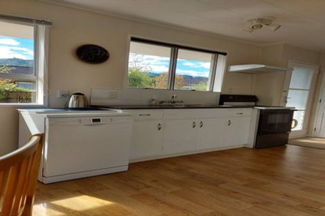 Photo of property in 18 Rewarewa Crescent, Waikanae, 5036