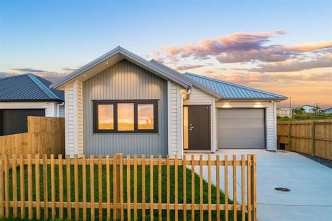 Photo of property in 25 Whakairo Crescent, Gulf Harbour, 0930