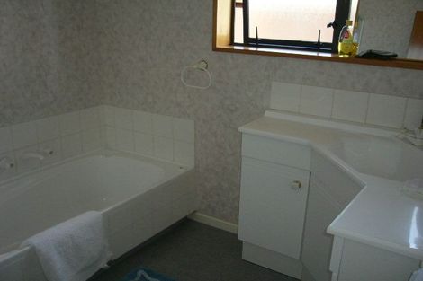 Photo of property in 1a Glenys Place, Broomfield, Christchurch, 8042