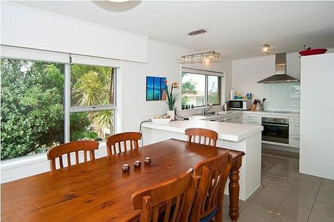 Photo of property in 2/104 East Coast Road, Forrest Hill, Auckland, 0620