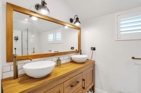 Photo of property in 3 San Ambrosio Rise, Henderson, Auckland, 0612