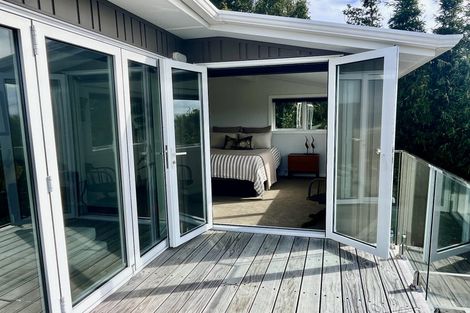 Photo of property in 15 Piha Road, Piha, New Lynn, 0772