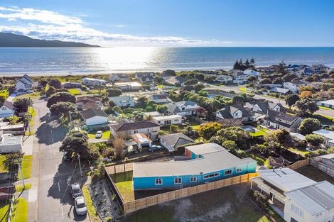 Photo of property in 9 Mahana Road, Paraparaumu Beach, Paraparaumu, 5032
