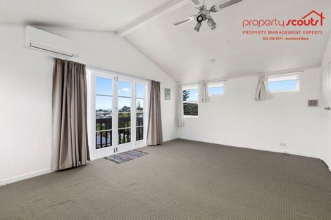 Photo of property in 537 Glenfield Road, Glenfield, Auckland, 0629