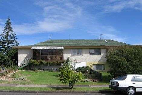 Photo of property in 1 Hedge Row, Sunnyhills, Auckland, 2010