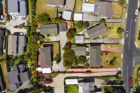 Photo of property in 33 Helleur Road, Massey, Auckland, 0614