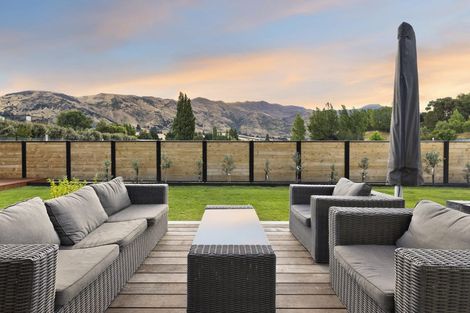 Photo of property in 7 Fern Burn Close, Wanaka, 9305