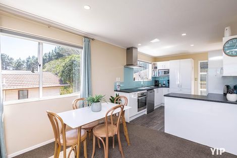 Photo of property in 9a Pimlico Place, Newlands, Wellington, 6037