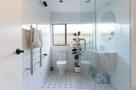 Photo of property in 1/45 Unsworth Drive, Unsworth Heights, Auckland, 0632
