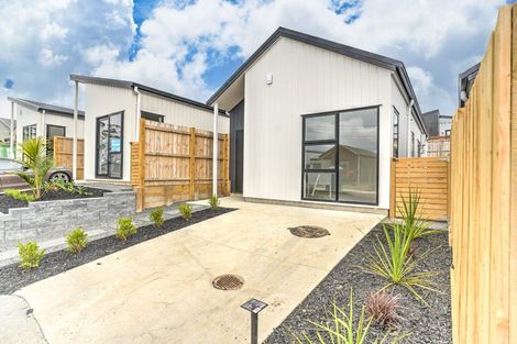 Photo of property in 15 Horokaka Street, Massey, Auckland, 0614