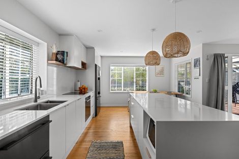 Photo of property in 40 Walton Street, Red Beach, 0932