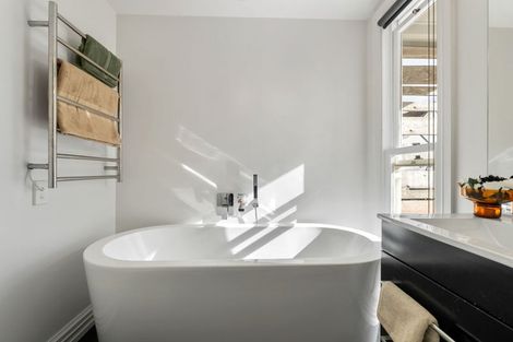 Photo of property in 66 Roxburgh Street, Mount Victoria, Wellington, 6011