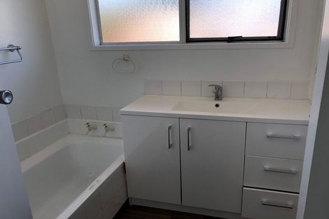 Photo of property in 30 Darren Crescent, Half Moon Bay, Auckland, 2012