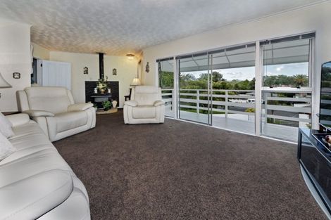 Photo of property in 22 Crompton Road, Massey, Auckland, 0614