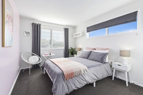 Photo of property in 2 Promontory Crescent, Newlands, Wellington, 6037