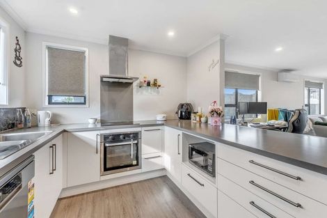 Photo of property in 27 Discovery Place, Marfell, New Plymouth, 4310