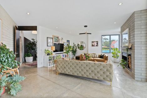 Photo of property in 33a Stanley Point Road, Stanley Point, Auckland, 0624