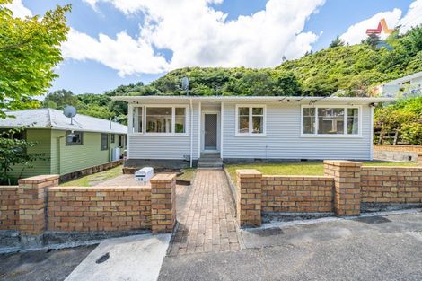 Photo of property in 18 Holmes Grove, Naenae, Lower Hutt, 5011
