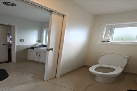Photo of property in 31 Mandeville Place, Unsworth Heights, Auckland, 0632