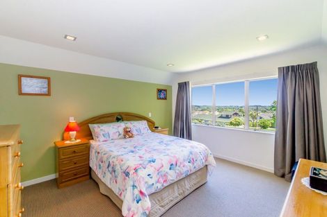 Photo of property in 13 Kakariki Grove, Waikanae, 5036