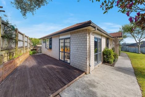 Photo of property in 12 Kathleen Reece Place, Waiuku, 2123
