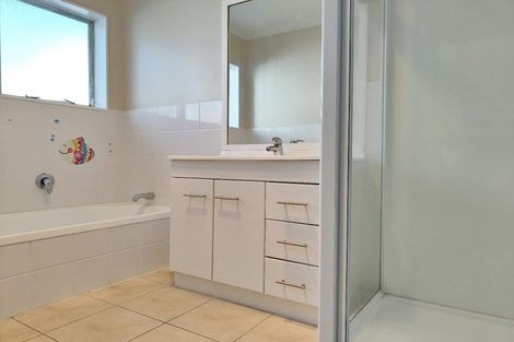 Photo of property in 72 Granville Drive, Massey, Auckland, 0614