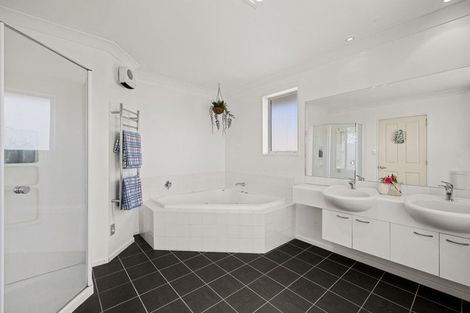 Photo of property in 54 Willowview Drive, Redwood, Christchurch, 8051