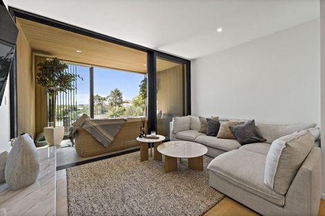 Photo of property in 3/90 Picasso Drive, West Harbour, Auckland, 0618