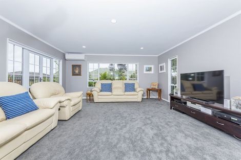 Photo of property in 9 Whiting Grove, West Harbour, Auckland, 0618