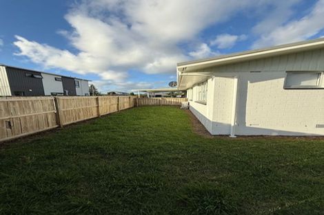 Photo of property in 11 Blanes Road, Weymouth, Auckland, 2103