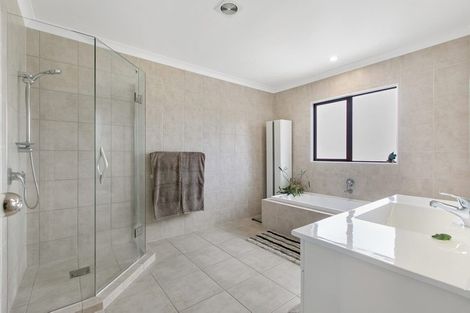 Photo of property in 13 Onemana Way, Te Atatu Peninsula, Auckland, 0610