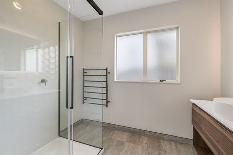 Photo of property in 2/2 Rook Place, Unsworth Heights, Auckland, 0632