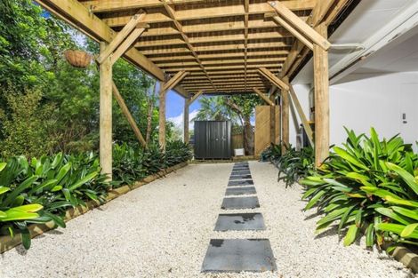 Photo of property in 2/10a Wernham Place, Northcote, Auckland, 0626