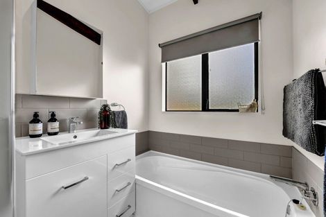 Photo of property in 38 Eyre Street, Henderson, Auckland, 0612