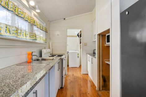 Photo of property in 3 Kemp Road, Massey, Auckland, 0614