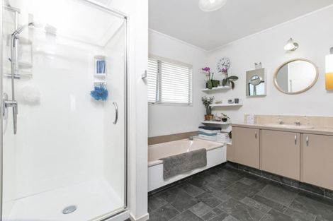 Photo of property in 104 Manhattan Heights, Glendene, Auckland, 0602