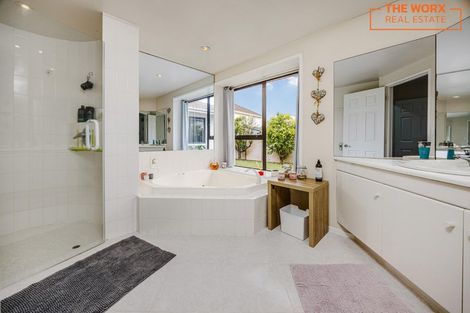 Photo of property in 22 Gillard Place, Eastern Beach, Auckland, 2012