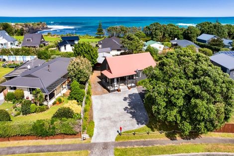Photo of property in 9 Pohutukawa Drive, Opunake, 4616