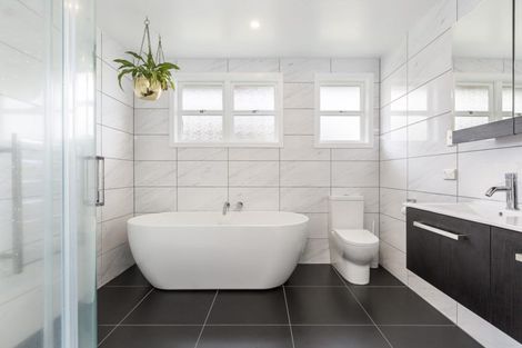 Photo of property in 32 Links Road, New Lynn, Auckland, 0600