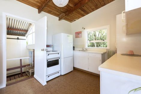 Photo of property in 54 Rayner Road, Piha, 0772