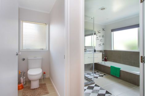 Photo of property in 272 Glamorgan Drive, Northcross, Auckland, 0630