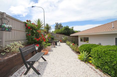 Photo of property in 272 Glamorgan Drive, Northcross, Auckland, 0630