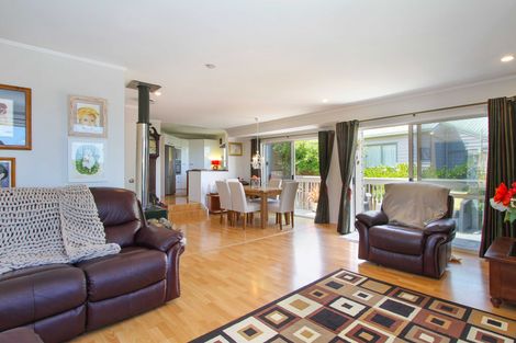 Photo of property in 272 Glamorgan Drive, Northcross, Auckland, 0630