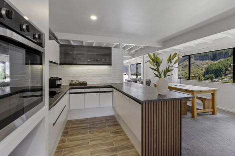 Photo of property in 6 Mackinnon Terrace, Sunshine Bay, Queenstown, 9300